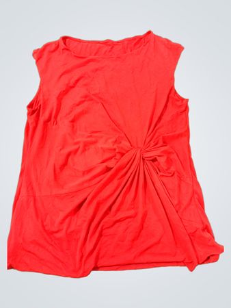 Top rouge sans manches avec détail de nœud à l'avant