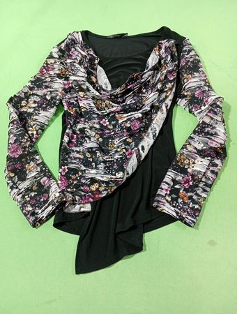 Haut noir avec des manches à imprimé floral