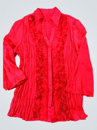Blouse plissée rouge avec embellissement floral