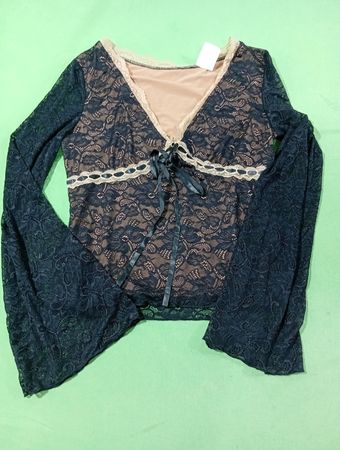 Top en dentelle noire à manches cloche avec détail de lien