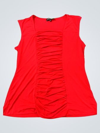 Top rouge sans manches froncé