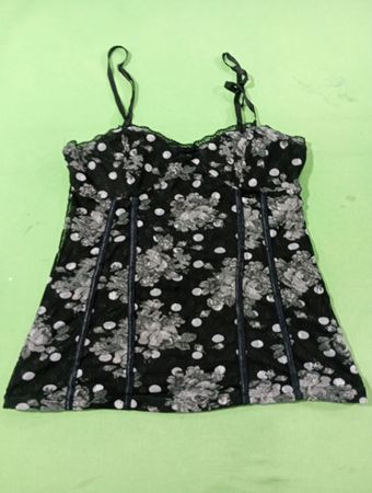 Schwarzes Blüten- und Pünktchen-Top