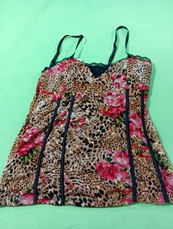 No Boundaries Tier- und Blumenmuster Cami Top