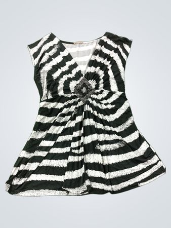 Robe rayée noire et blanche avec embellissement