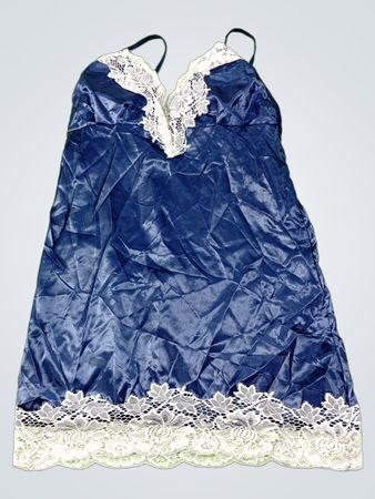 Nuisette en satin bleu avec garniture en dentelle blanche