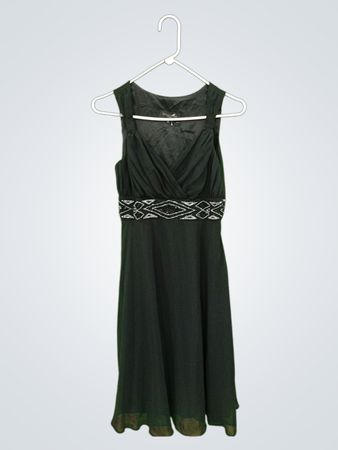 Schwarzes ärmelloses Kleid mit verziertem Taillenbund