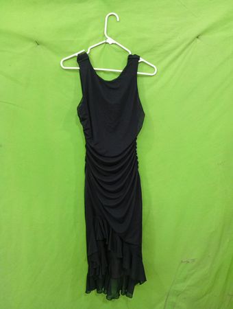 Schwarzes gerafftes Kleid mit Rüsche am Saum