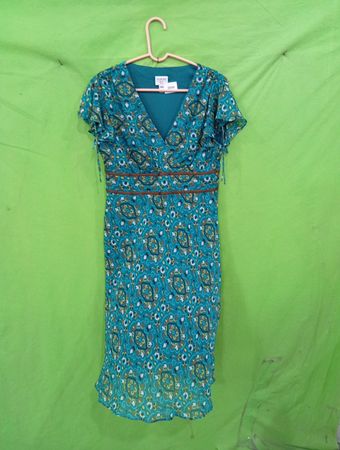 DOPPY PETITE Teal gemustertes Kurzarmkleid mit braunem Taillendetail