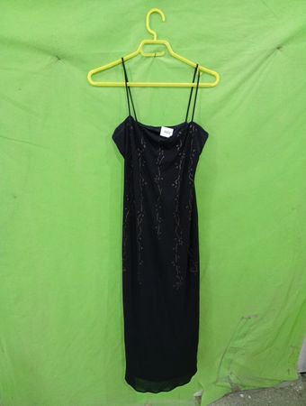 Schwarzes Kleid mit Weinlaubmuster