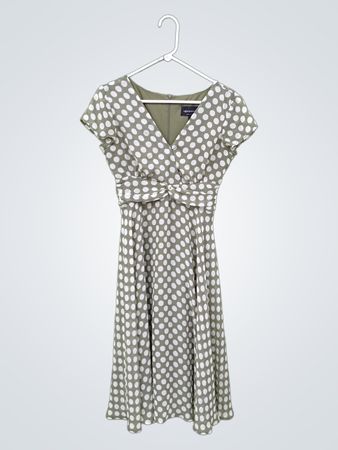 Damen Kleid mit grünen Polka-Dots, V-Ausschnitt und gerafftem Taillenbereich