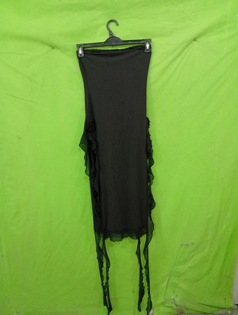 Robe noire sans manches avec des volants