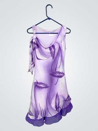 Lila Kleid mit Federdruck