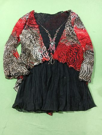 Damenbluse mit schwarzem und rotem Tiermuster und Halskettendetail