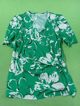 Perception Konzept Grüner Blumendruck Wickelkleid