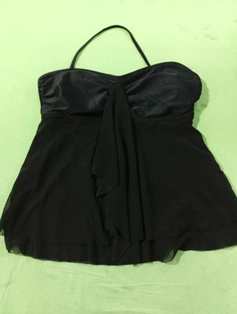 Schwarzes Halterkleid mit Rüschendetail