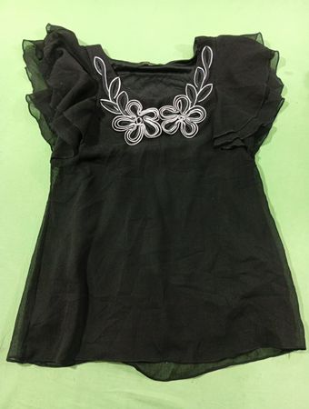 PERIDOT Schwarzes Top mit Rüschennähten und floraler Stickerei