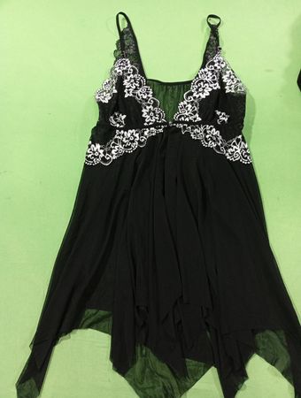 Chemise mit schwarzem Spitzenbesatz