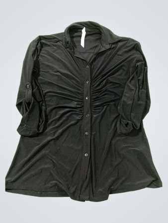 Schwarzes gerafftes Button-Up-Shirt