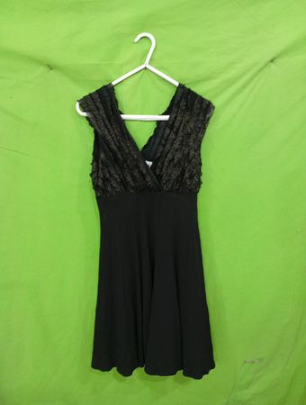 Schwarzes Kleid mit gerafftem V-Ausschnitt