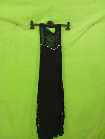 Schwarzes Perlen-Halterkleid