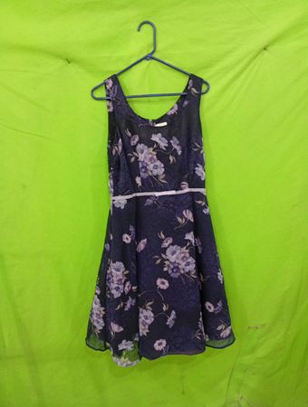 Ärmelloses Kleid mit floralem Druck und weißem Gürtel
