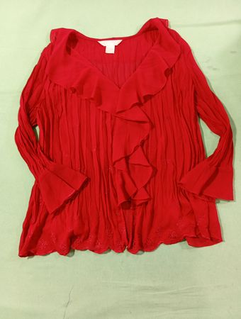 Rote Bluse mit Rüschen und Glockenärmeln