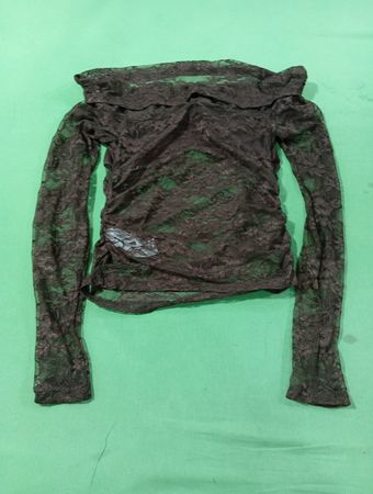 Schwarzes Spitzen-Oberteil mit schulterfreier langen Ärmeln