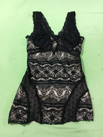 Schwarzes Spitzen-Underkleid