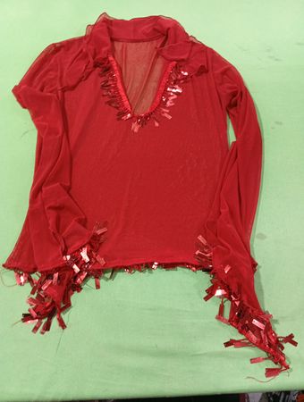 Rotes Netzoberteil mit Pailletten