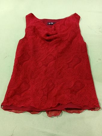 Rotes Paisley ärmelloses Top