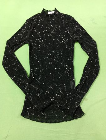 Schwarzes Langarmtop mit Konstellationsdruck