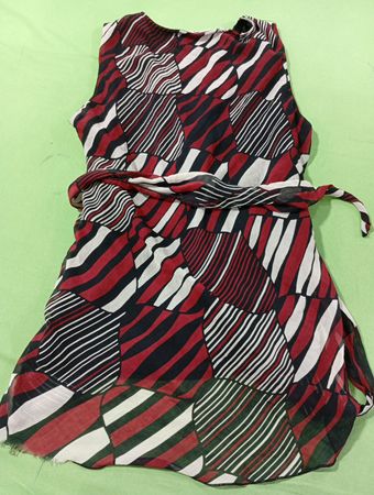 Ärmelloses V-Ausschnitt-Kleid mit Gürtel