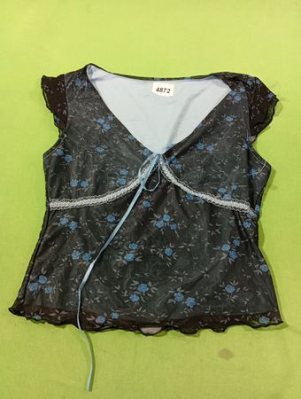 Schwarzes Oberteil aus Netzstoff mit floralen Druck und blauer Schleife