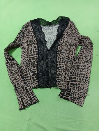Durchsichtiger Tierdruck-Longsleeve mit Rüscheneinsatz