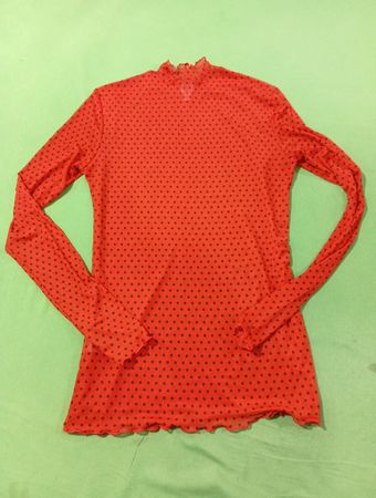 TRISTAN Damen Rotes Netz Mock Neck Langarm-Top mit Schwarzem Diamantdruck