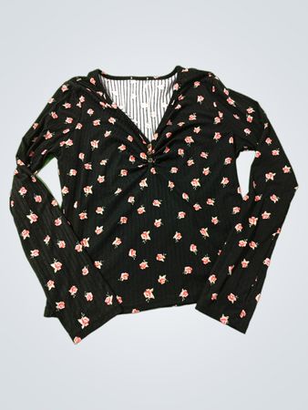 Schwarzes Langarmtop mit pinkfarbigem Blumenmuster und gestreiftem Futter