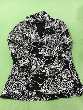 INC International Concepts Bluse mit schwarzem und weißem Rosenmuster
