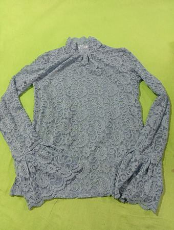 Hellblaue Spitzenshirt