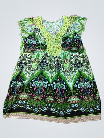 Grünes Kleid mit floralem Druck und dekorativem Ausschnitt