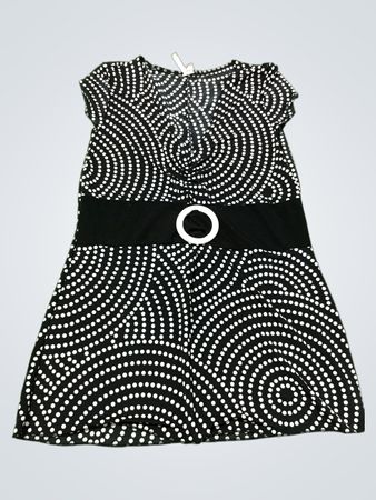 Schwarz-weißes gepunktetes Kleid mit Gürtel