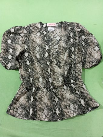 LEYDEN Snake Print Peplum Bluse
