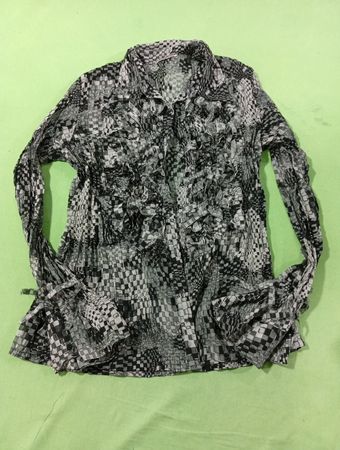 Schwarz-weiße gemusterte Bluse mit Rüschen