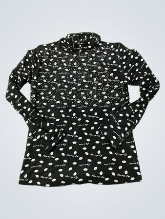 Schwarzer Rollkragenpullover mit Lippenmuster und "Life is mine" Text