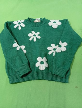Grüner Pullover mit weißem Blumenmuster