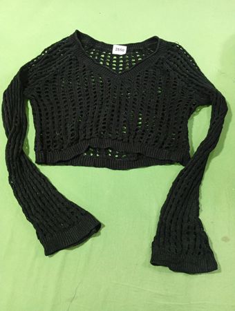 Schwarzer kurz geschnittener Mesh-Pullover