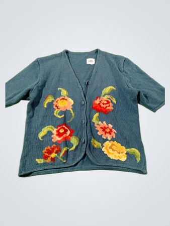 Blauer Cardigan mit floralem Stickerei und kurzen Ärmeln