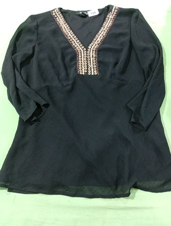 Style & Co Schwarze Verzierte V-Ausschnitt-Bluse