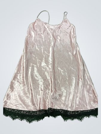 Lila London Pink Satin Nachthemd mit schwarzer Spitzenbesatz
