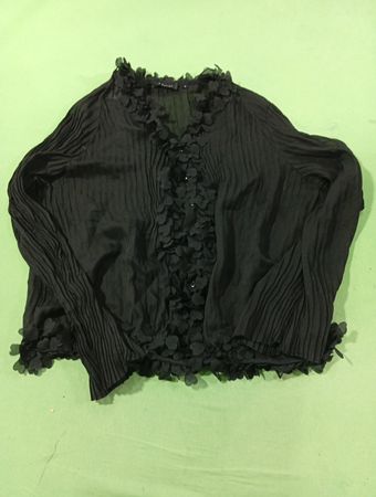 Le Caviar Schwarze Plissee-Bluse mit floralem Dekor