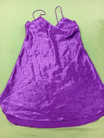 Lila Satin-Nachtkleid mit Spaghettiträgern